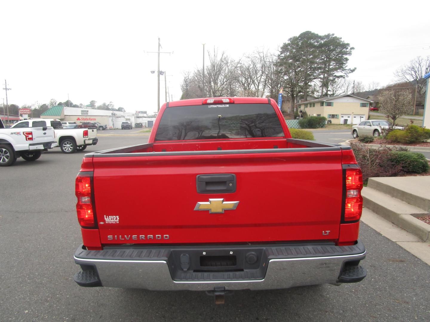 2017 RED /Black / Cloth Chevrolet Silverado 1500 LT Crew Cab 4WD (3GCUKRECXHG) with an 5.3L V8 OHV 16V engine, 6A transmission, located at 1814 Albert Pike Road, Hot Springs, AR, 71913, (501) 623-1717, 34.494228, -93.094070 - Photo#3